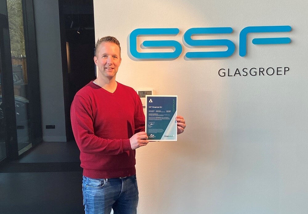 Maarten Rood van GSF Glasgroep neemt Glaskeur certificaat in ontvangst